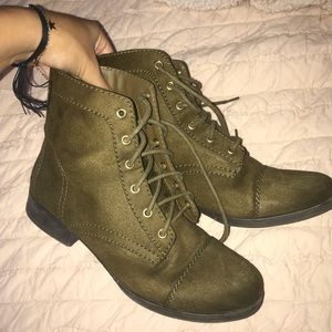 (🏄🏻‍♀️) F21 boots